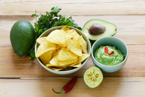 Dopp i avocado guacamole och majschips, mexikansk mat — Stockfoto