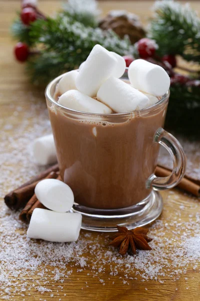 Cacao caliente dulce con malvaviscos, bebida de Navidad de invierno — Foto de Stock