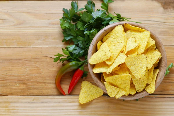 Chips de maíz, nachos en un tazón sobre la mesa —  Fotos de Stock