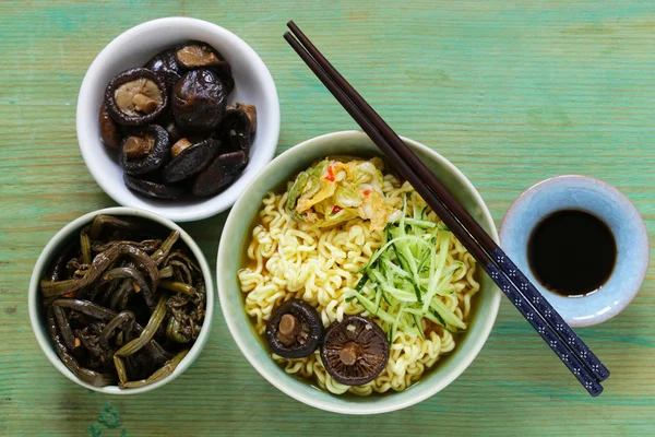 Asijské potraviny pikantní nudle se zeleninou — Stock fotografie