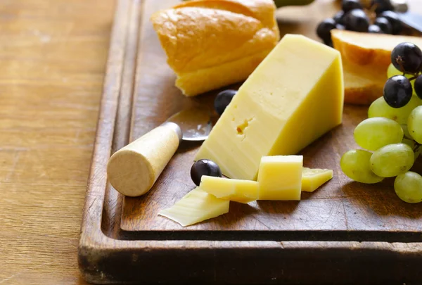 Plateau fromage aux raisins, poire et baguette — Photo