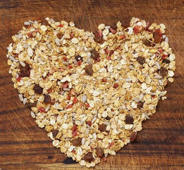 bir kalp şeklinde meyve ve fındık ile sağlıklı beslenme granola tahıl 