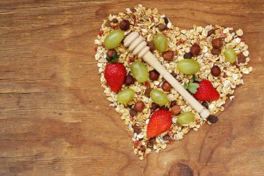 bir kalp şeklinde meyve ve fındık ile sağlıklı beslenme granola tahıl 