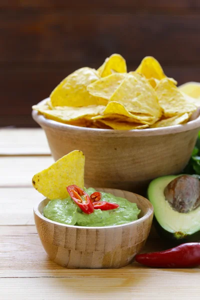 Dopp i avocado guacamole och majschips, mexikansk mat — Stockfoto