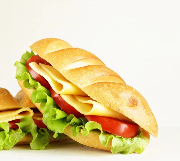 Baguette smörgås med grönsaker, ost och skinka — Stockfoto