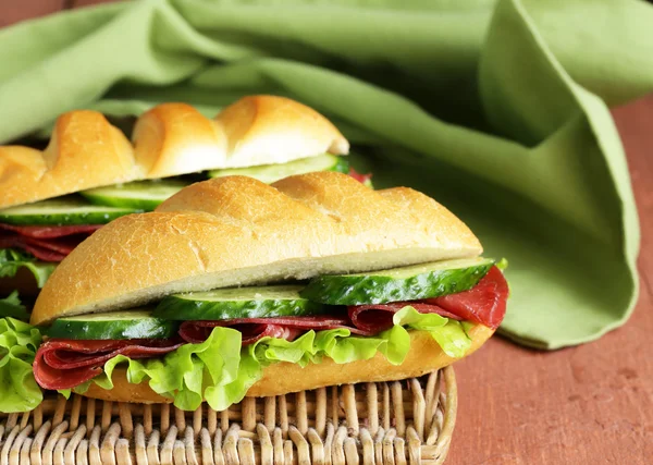 法棍面包三明治配蔬菜、 奶酪和火腿 — 图库照片
