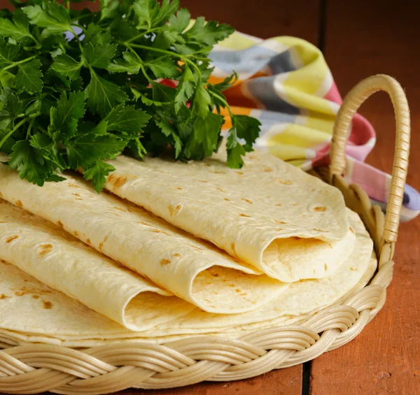 수 제 플랫 나무 테이블에 tortillas 케이크 — 스톡 사진