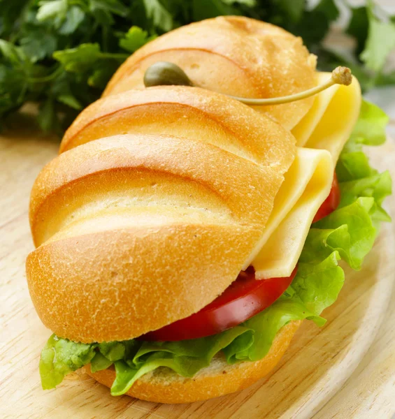 Sandwich baguette aux légumes, fromage et jambon — Photo