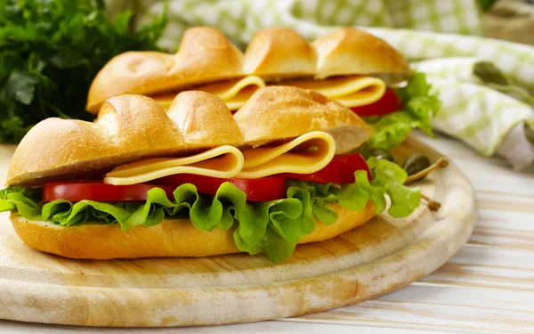 Sanduíche de baguete com legumes, queijo e presunto — Fotografia de Stock