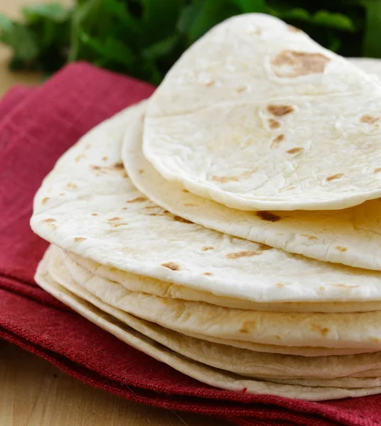 Tortilhas de bolos planas caseiras em mesa de madeira — Fotografia de Stock