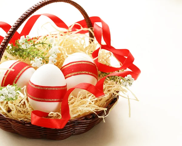 Paskalya yortusu yumurta kırmızı kurdele ile süslenmiş — Stok fotoğraf