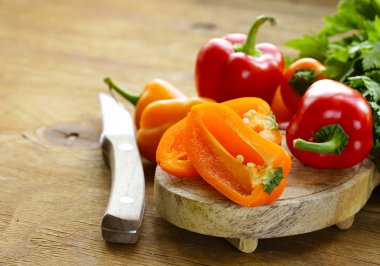 ahşap bir masa üzerinde renkli biber