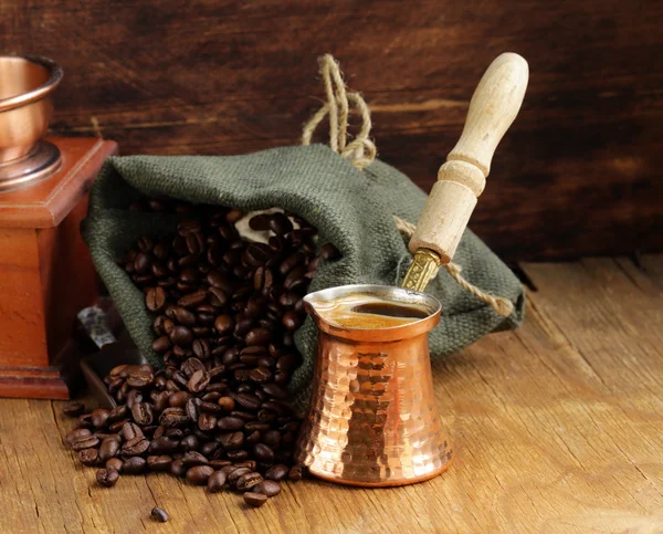Σκεύη για την παρασκευή καφέ και κόκκους καφέ — Φωτογραφία Αρχείου