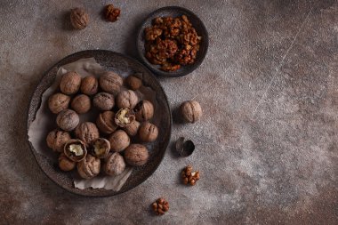 Masada doğal organik ceviz var.