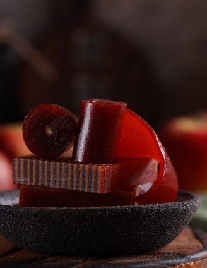 Tatlı olarak doğal organik elma şekerlemesi.