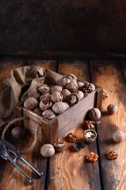 Masada doğal organik ceviz var.