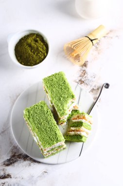 Tatlı olarak kibrit çaylı yeşil pasta.