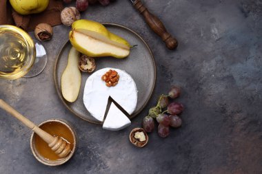 Üzüm ve fındıklı peynir tahtası