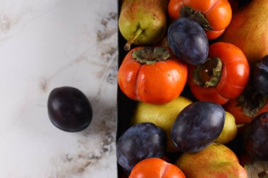 Sonbahar meyveleriyle armudu karıştırın.