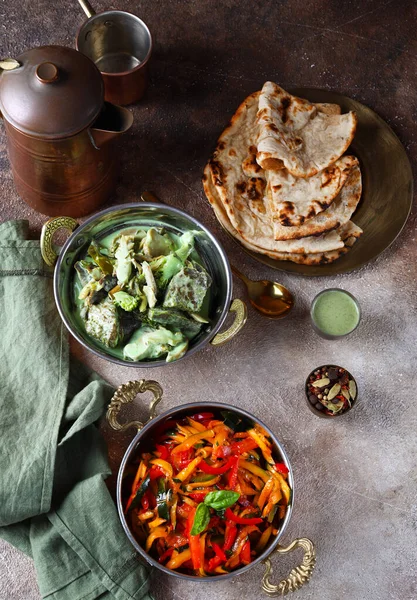 伝統的なインド料理グリーンカレー子羊とジャムサラダ — ストック写真