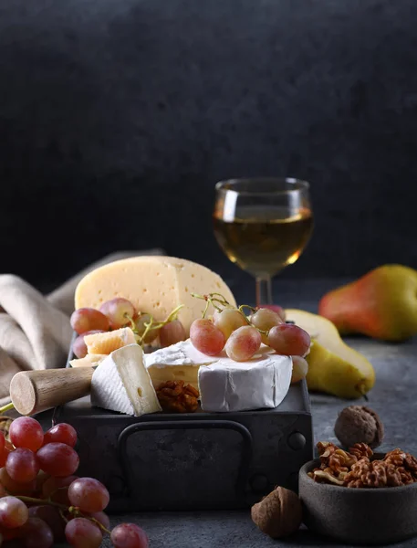 Cheese Board Grapes Nuts — Stock Photo, Image