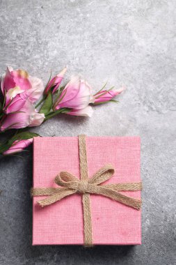 Fotokopi alanının arka planında güzel bir hediye kutusu