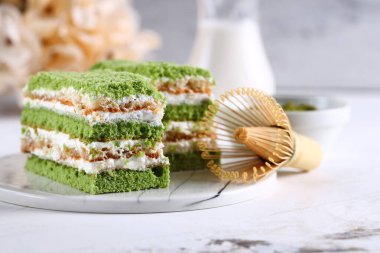 Tatlı olarak kibrit çaylı yeşil pasta.