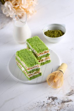 Tatlı olarak kibrit çaylı yeşil pasta.