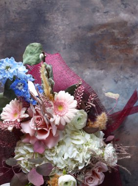 Arka plan için bir buket şenlikli çiçek.