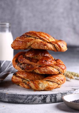 Tatlı olarak ev yapımı haşhaşlı çörekler.