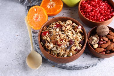 sağlıklı yemek kahvaltısı granola ve taze meyve