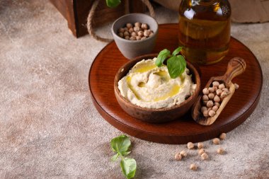 Ev yapımı nohut humusu, zeytinyağı ve fesleğenli.