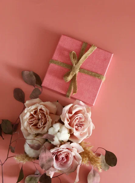 背景用のお祝いの花花束とギフトボックス — ストック写真