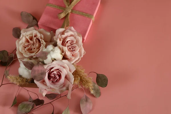 Γιορτινή Ανθοδέσμη Λουλούδια Και Κουτί Δώρου Για Φόντο — Φωτογραφία Αρχείου