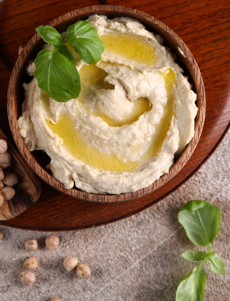 Zelfgemaakte Kikkererwt Hummus Met Olijfolie Basilicum — Stockfoto