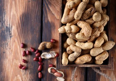 Masada doğal organik fıstıklar var.