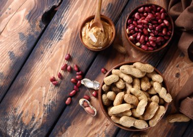 Doğal organik fıstık ezmesi.