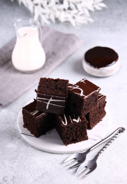 Tabağında ganache olan çikolatalı kek.