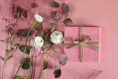 Arka plan için çiçek buketi ve hediye kutusu.