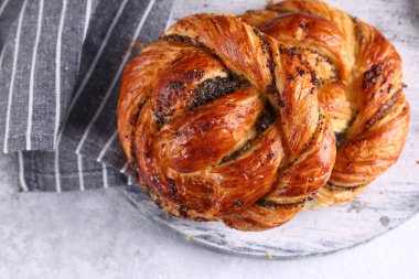 Tatlı olarak ev yapımı haşhaşlı çörekler.