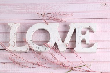 Bir buket çiçekli gül ve arka plan için hediye kutusu.