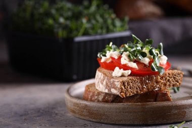 Domatesli ve otlu çavdar ekmekli sandviç.