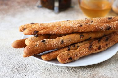 İtalyan crostini ekmeği tabakta