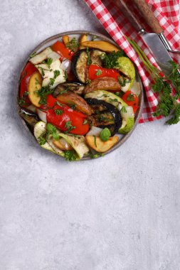 Tabağında otlar olan çeşit çeşit sebzeler.