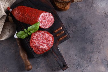 Tahtada çiğ füme sosis.