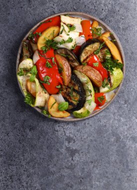 Tabağında otlar olan çeşit çeşit sebzeler.