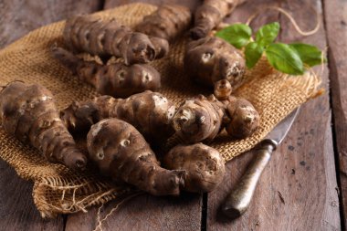 organik Kudüs enginar sebzesi ahşap bir masada.