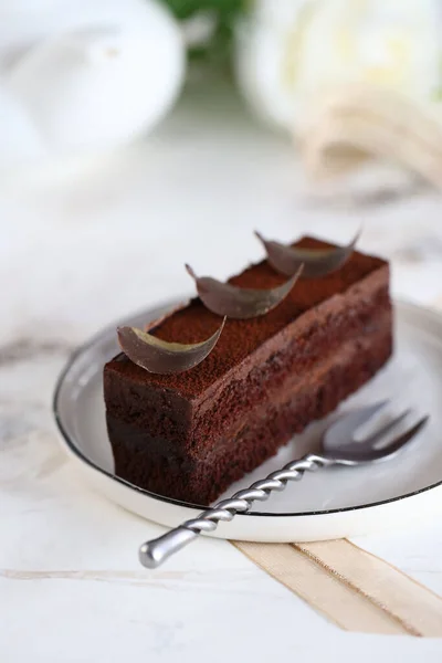 Stück Schokoladenkuchen Auf Einem Teller — Stockfoto
