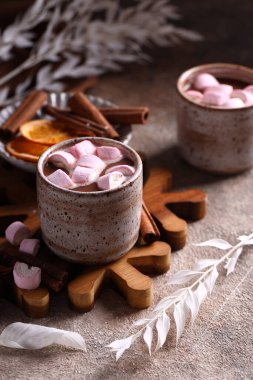 Noel tatlısı olarak lokumlu sıcak çikolata.