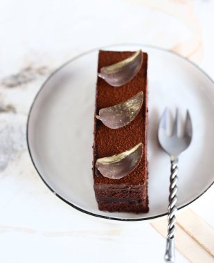 Bir tabak çikolatalı kek.